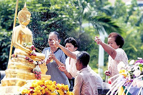 สรงน้ำพระในวันสงกรานต์